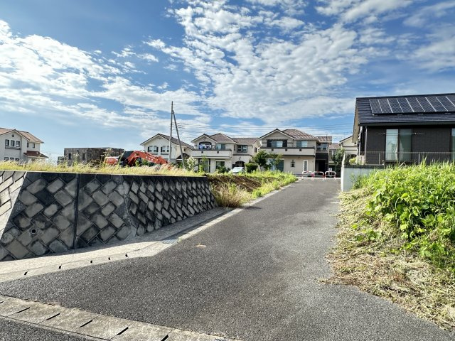 建築条件ありません！約84坪の南道路に面した陽当たり良好の物件です♪　開放感のある角地。広いお庭、十分なカースペース、こだわりの間取りで建築していただけます！お好きなハウスメーカーや工務店で建築可能♪