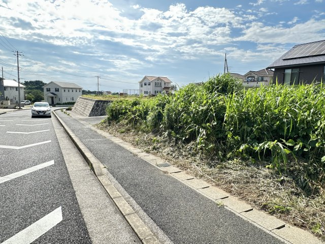 建築条件ありません！約84坪の南道路に面した陽当たり良好の物件です♪　開放感のある角地。広いお庭、十分なカースペース、こだわりの間取りで建築していただけます！お好きなハウスメーカーや工務店で建築可能♪