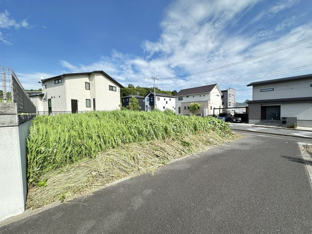 建築条件ありません！約84坪の南道路に面した陽当たり良好の物件です♪　開放感のある角地。広いお庭、十分なカースペース、こだわりの間取りで建築していただけます！お好きなハウスメーカーや工務店で建築可能♪