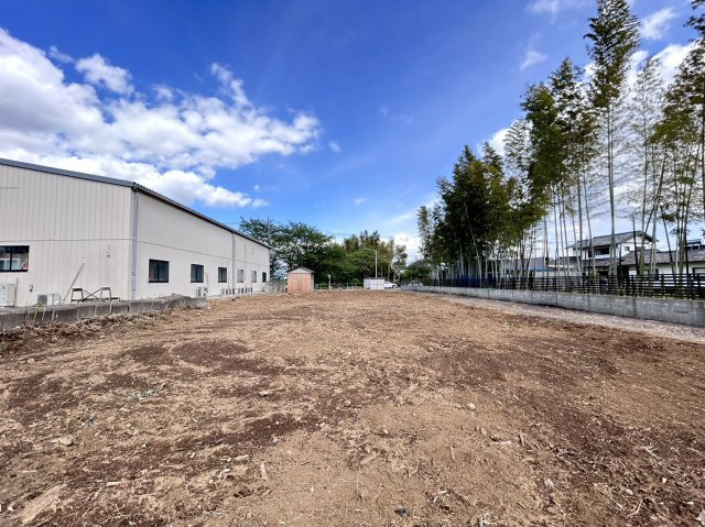 土地面積ひろびろ215坪！資材置き場・駐車場用地としていかがでしょうか！東側公道4ｍ！お気軽にお問い合わせください！