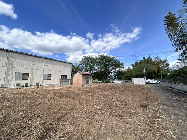 土地面積ひろびろ215坪！資材置き場・駐車場用地としていかがでしょうか！東側公道4ｍ！お気軽にお問い合わせください！