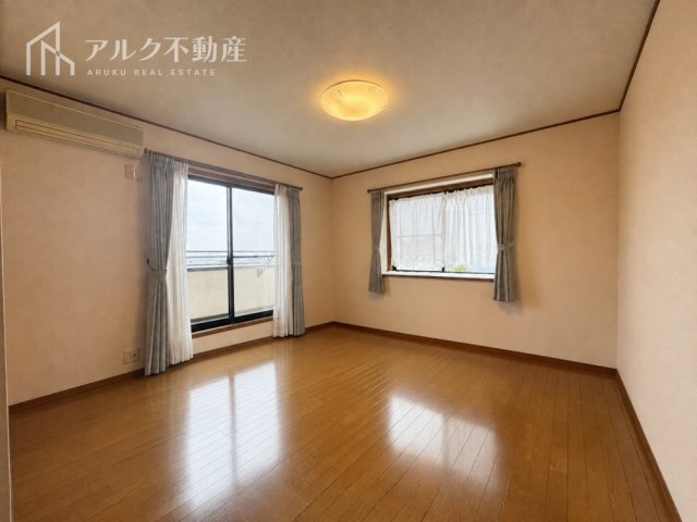 2階東側洋室約8.5帖。※AIによる荷物消去を行っています。
