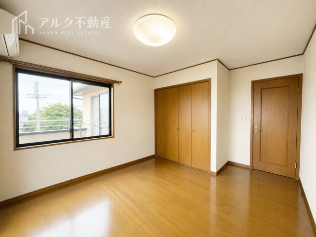 2階東側洋室約7.4帖。※AIによる荷物消去を行っています。