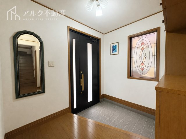 広々とした玄関で家族をお出迎えできますね。※AIによる荷物消去を行っています。