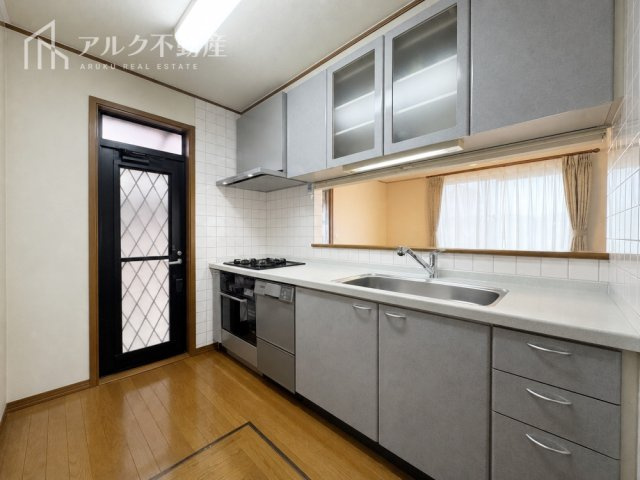 勝手口付きの広々としたキッチンスペース！※AIによる荷物消去を行っています。