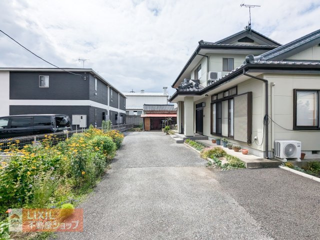 お庭の一部が花壇になっています。