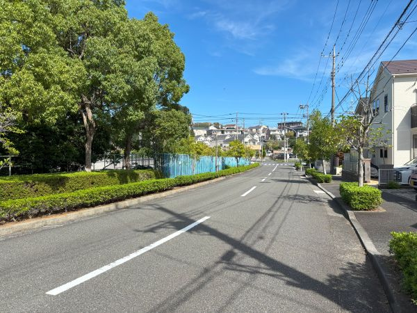 西側は公園や調整池になっており、住宅はありません。