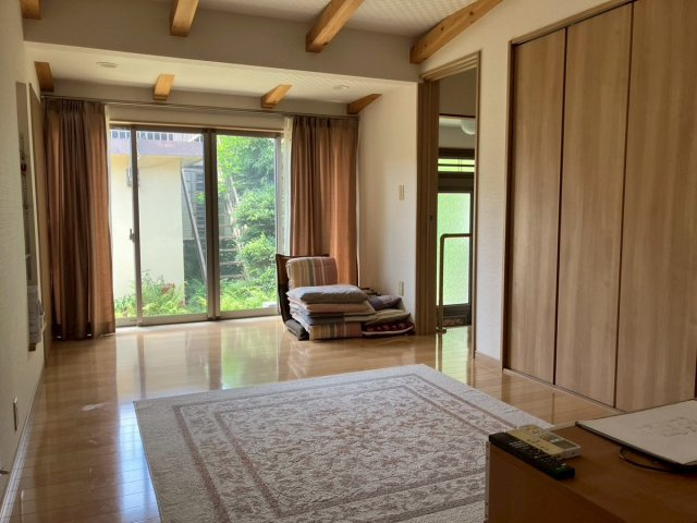 南向きで日当たり良好！窓から庭の緑も楽しめます☆