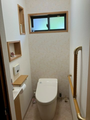 手すり付きで安心して使える清潔感あるトイレ☆