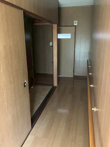 バリアフリー設計の安心廊下。手すり付きでご高齢の方にもやさしい住まい