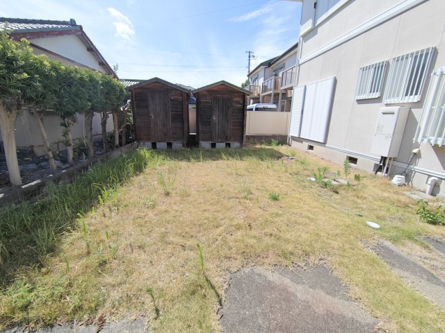 ゆとりある庭＋物置付き！ガーデニングや家庭菜園、屋外収納など多彩に活用できるスペースです。
