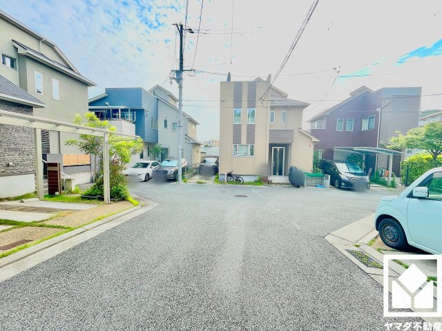 キッチン収納の多さもお料理を楽にしてくれるポイント。備え付けのカップボードがあり、スッキリとした空間が保てます。