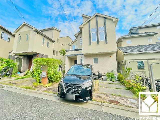 広々とした玄関が、住まいの第一印象を彩る。玄関上部は大きな吹き抜けになっており、FIX窓から光が差し込む開放的で明るい空間になっています。
