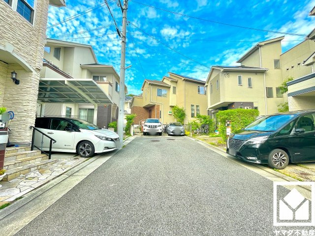 前面道路幅員約6.0mとゆったりとした広さがあるのでファミリーカー等の車の出入りも楽にできます。