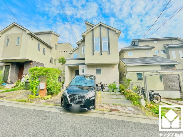 六甲山のふもとに位置する緑に囲まれた穏やかな住宅地で、落ち着いた雰囲気の中でゆとりある毎日をお過ごしいただけます。自然を身近に感じながら暮らせる環境です。