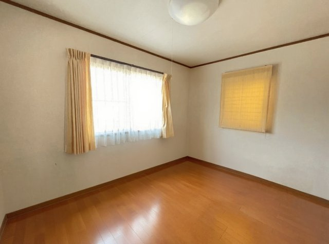 主寝室に最適なゆとりある広さで落ち着いた空間　※本画像はAIによる家具配置です。実際の仕様とは異なる場合があります。リフォームのご相談も承ります。