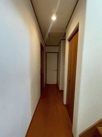 各部屋へスムーズにつながるゆとりある動線設計　※本画像はAIによる家具配置です。実際の仕様とは異なる場合があります。リフォームのご相談も承ります。