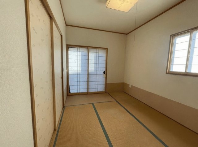 客間にも使える和室あり　※本画像はAIによる家具配置です。実際の仕様とは異なる場合があります。リフォームのご相談も承ります。