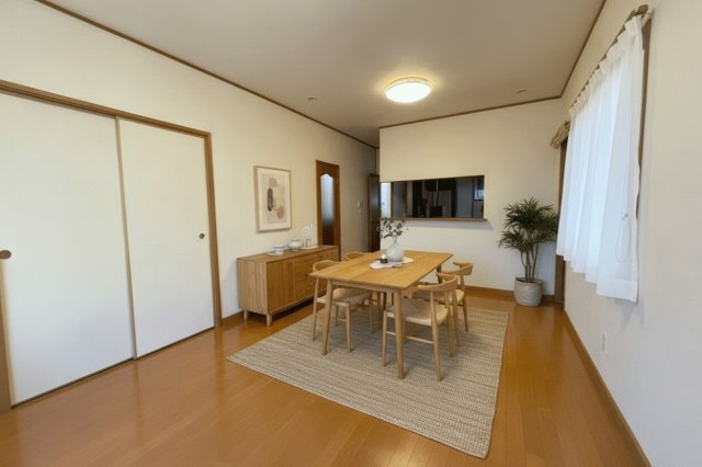 南向きで明るいLDK15畳　※本画像はAIによる家具配置です。実際の仕様とは異なる場合があります。リフォームのご相談も承ります。