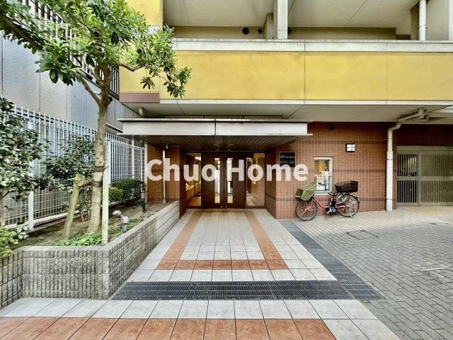 【エントランス】マンションのエントランスは、その物件の印象を決める、顔とも言える場所です。毎日通る場所ですからきれいなのが一番です。