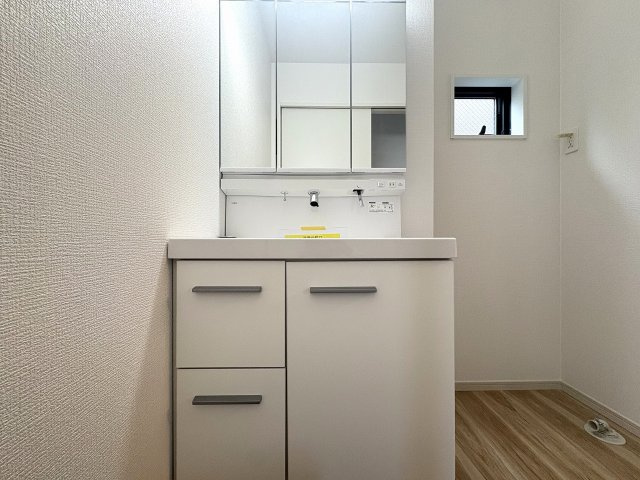 収納付き洗面台を備えた使いやすい洗面スペースです。