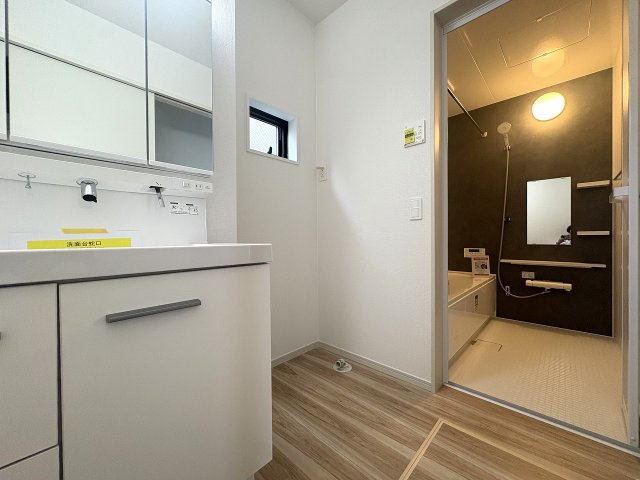洗面室から浴室へスムーズに移動できる間取りです。