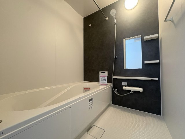 落ち着いた色合いで一日の疲れを癒やせる浴室です。