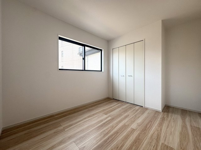 窓と収納を備えた、使い勝手の良い洋室です。