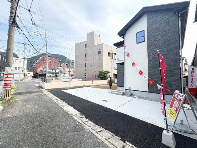 前面道路に面した、出入りしやすい住まいです。