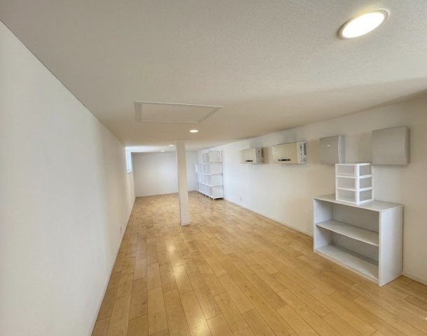 広々とした小屋裏収納は季節物や大型の荷物もゆとりをもって収納できる大容量スペース。高さは抑えられているものの奥行きがあり実用性の高い空間。整理しやすく荷物の多いご家庭にも嬉しい収納力を備えています。