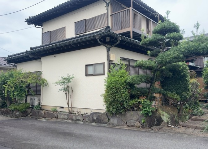 土地の形が極端に長細かったり、狭小地、あるいは道路との高低差がある傾斜地だった場合、後々売ろうとしても買い手がつかない場合もあります。後々、売却することになった時に価値の下がらない土地を選びましょう。