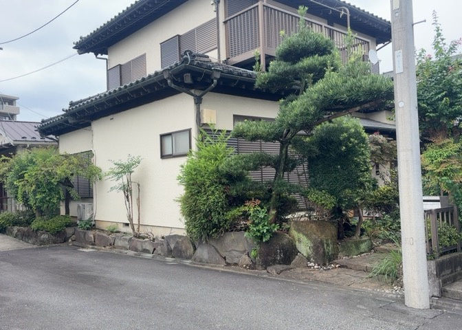 土地の面積＝住宅面積ではありません。建ぺい率の問題などで、土地のある場所によって住宅を建てられる面積は限られています。高さもしかり、「土地」という言葉の中には、建築条件も含まれると考えておきましょう。