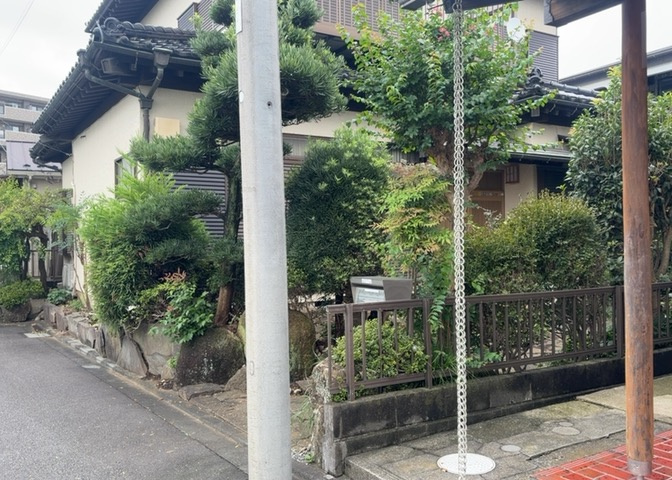 家を建てる場合、方位は要チェックです。現実的に日当たりのよい家ならばリビングは南側、建築基準法でも北側に当たる家への配慮は求められています。土地を見学に行く際は、方位磁針を持って行くようにしましょう。