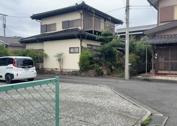 土地を買う際、住む地域の自治体や福祉の補助制度にも注目してみましょう。子供や老人の医療補助やゴミ出しのルールなど、自治体によってルールに大きな違いがあるため、暮らしやすい土地で判断するとよいでしょう。