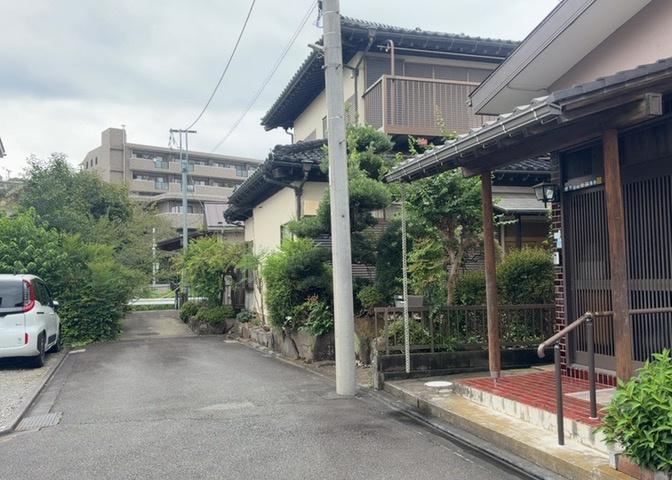 現地に行くなら、物件の周囲の地形がどうなっているかを見ることも大切です。周辺より低くなっている土地では、大雨などで水が集まりやすいため、地盤が弱くなっているということも考えられるため、注意が必要です。
