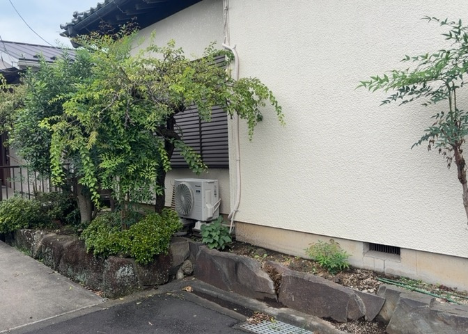 土地購入を検討されている場合、境界杭がない状態で購入してしまうと境界確定測量をする必要があり、費用がかかります。購入の前に、売主、隣土地所有者立ち合いのもと境界を確定し境界杭を設置するのがベストです。