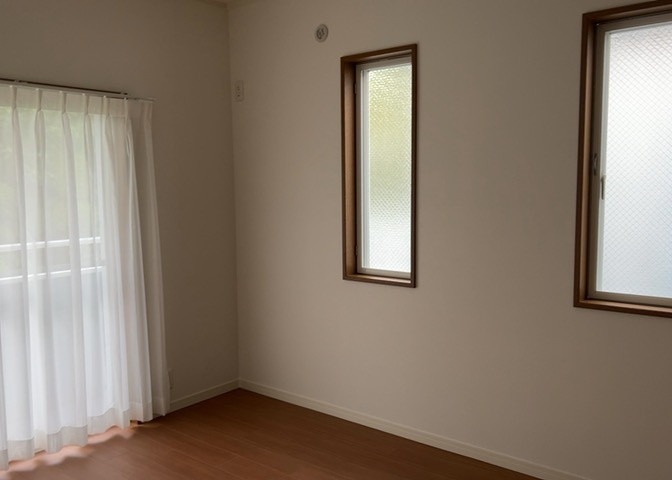 洋室のメリットは重い家具が置きやすく、身の回りが整理しやすいことです。　床がフローリングのため畳とは異なり凹みにくいです。　クローゼットなど収納が豊富で、普段使わない旅行カバンや服の整頓も簡単にです。