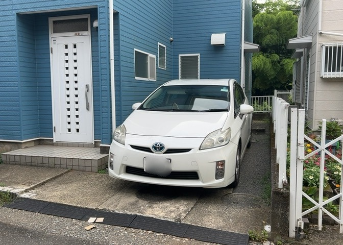 駐車場と明記されていても、最小スペースでつくられた駐車場だと大型車は駐車できなかったり、出入りしにくくなったりする可能性があります。お車のサイズと購入したい物件の駐車場のサイズを現地で確認しましょう。