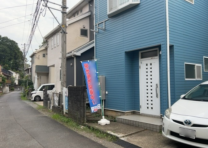 住宅用の土地では前面道路に2m以上接していなければならないと法律で定められています。しかし、お持ちの車のサイズやライフスタイルなどにより、2mでは利便が悪い場合もございますので、事前に確認しましょう。
