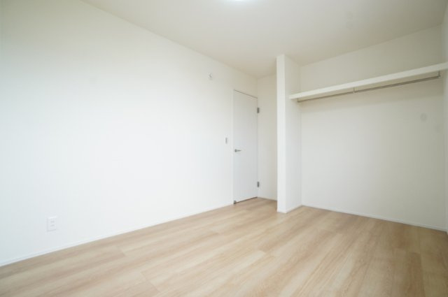 2階6帖洋室。オープンクローゼットを採用、部屋の広さを最大限活用できます！※類似物件の参考画像です。
