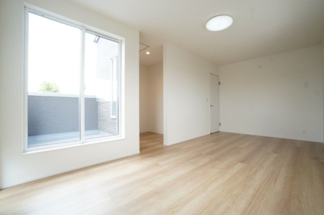 2階9帖洋室。主寝室に使われることの多く、バルコニーとWICがあるお部屋です！※類似の参考画像です。