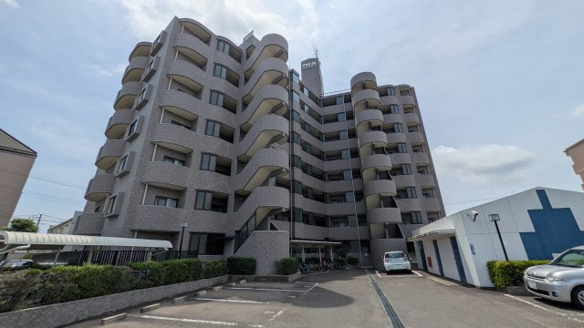 駐車場は各住戸1台の割り当てがあります