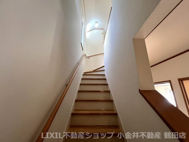 お子様、妊婦さん、ご高齢の方まで助かる手すり付きの階段です