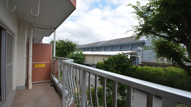 南面のゆとりあるバルコニーは日当りが良く、洗濯物も快適に干せます。
