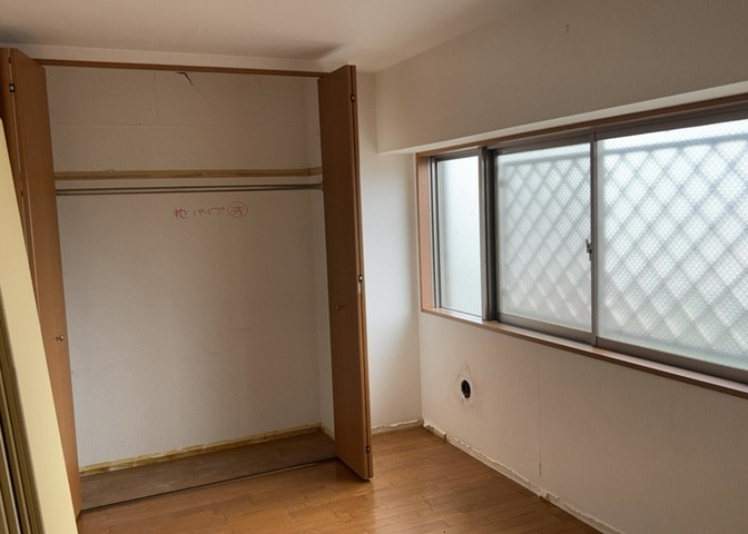 寝室でゆっくりと過ごすためにはベッド周りの適度な空間を担保することや窓の位置、照明の明るさ、寝室の広さなどを考える必要があります。自身や家族の構成とライフスタイルに併せて寝室にする部屋を選びましょう！