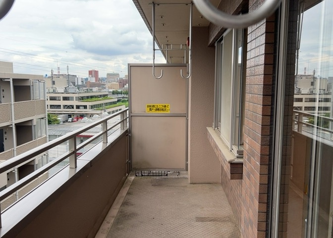 バルコニーは、室外の専用スペースのうち、「屋根がなく開放された空間」であるものを指します。ベランダより広いタイプのものが多く、日当たりもよいため家庭菜園などを楽しみたい人にとって適した環境となります。