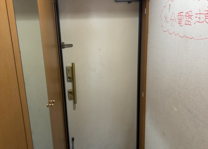 玄関は家の顔でもあり、家族以外の目にも止まる場所です。玄関は外との間を仕切る扉、靴などをしまっておく収納スペース、靴脱ぎのたたきスペース、来客とのやり取りをするドアホンなど複数のアイテムからなります。