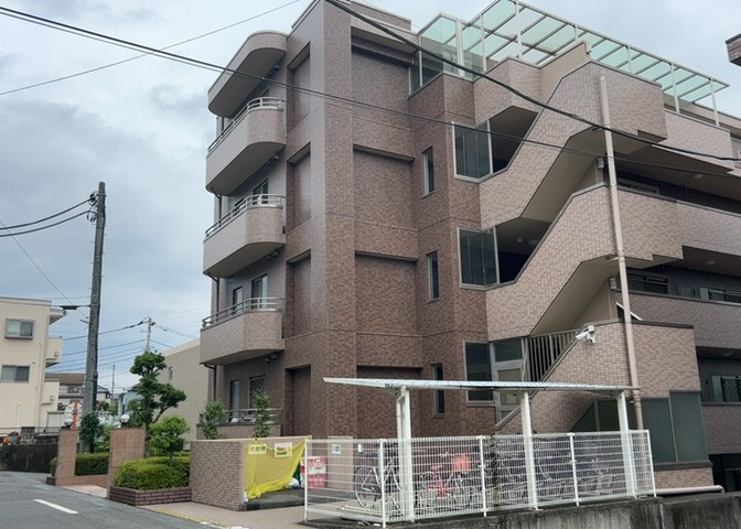 外観はマンション管理がされているかの目安になります。築年数が古いと、壁面は劣化してひび割れが生じることも！建物が古びていても細かいところが修繕されていると、きちんと管理されているなぁと感じるでしょう。
