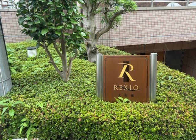 中庭（パティオ）とは、一つの建築物の内部に設けられた、壁などで囲われている庭のことを指します。コの字型、ロの字型が主流ですが、L字型の中庭もあります。最近では、インテリア性の高さからも人気があります。