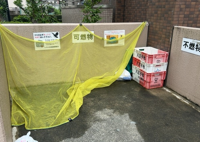 共有部分は、住民なら誰もが使える設備のこと。例えば駐車場やエレベーター、インターネット設備、セキュリティ設備などがあります。他にも、マンションの廊下・外部階段やエントランス・ゴミ置き場などがあります。